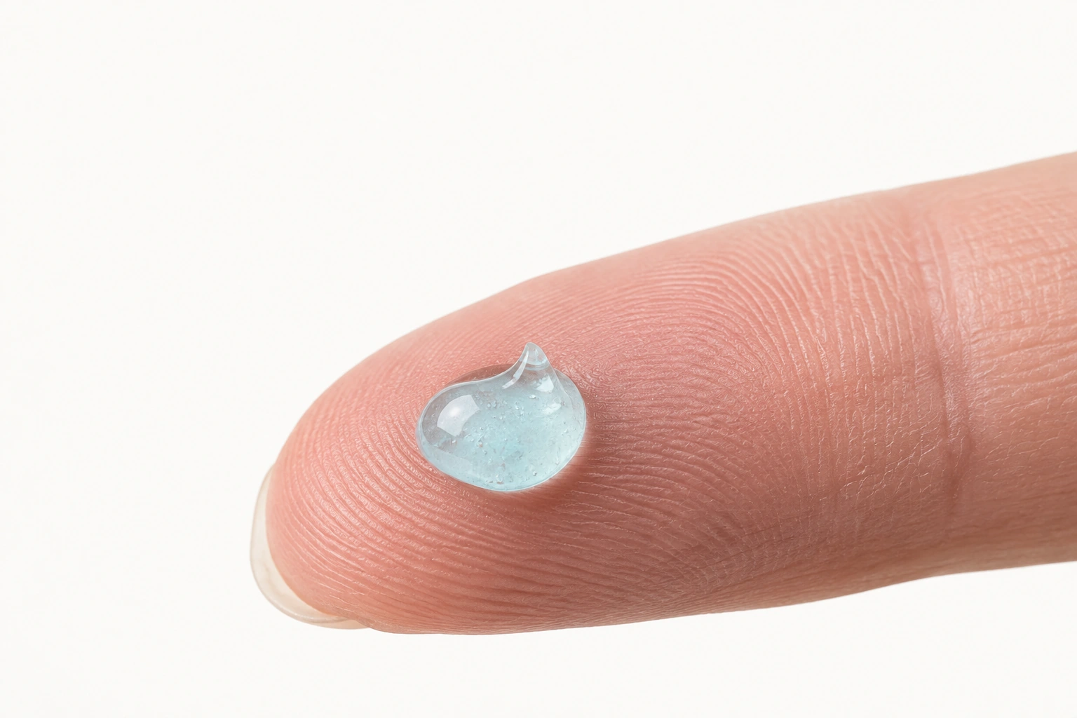 Lehký hydratační gel na prstu